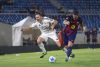 Nolito (d), del Barcelona, disputa el balón con Antonio Nuñez, del Real Madrid, en el partido de leyendas en el estadio Olímpico Félix Sánchez en Santo Domingo. EFE/Orlando Barría