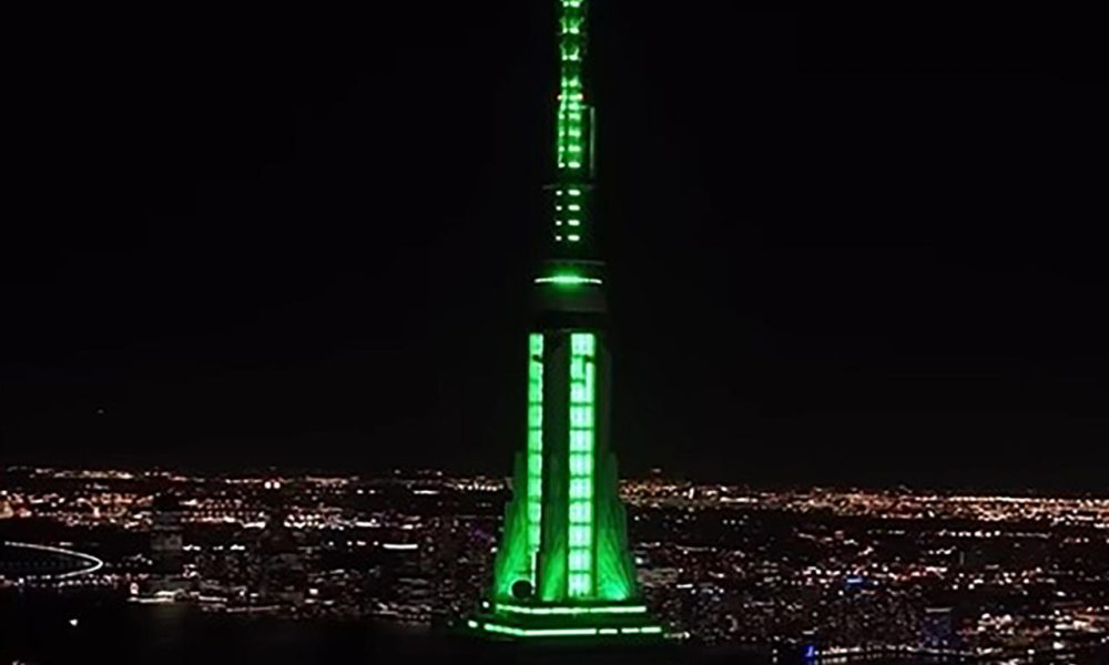 Captura de video tomada de la cuenta oficial en instagram @empirestatebldg del Empire State Building iluminado en su parte más alta con los colores de la bandera de México este martes, como parte del comienzo de la Copa Mundial de fútbol 2026 en Nueva York (EE.UU.). EFE/ @empirestatebldg /SOLO USO EDITORIAL/NO VENTAS/SOLO DISPONIBLE PARA ILUSTRAR LA NOTICIA QUE ACOMPAÑA (CRÉDITO OBLIGATORIO)