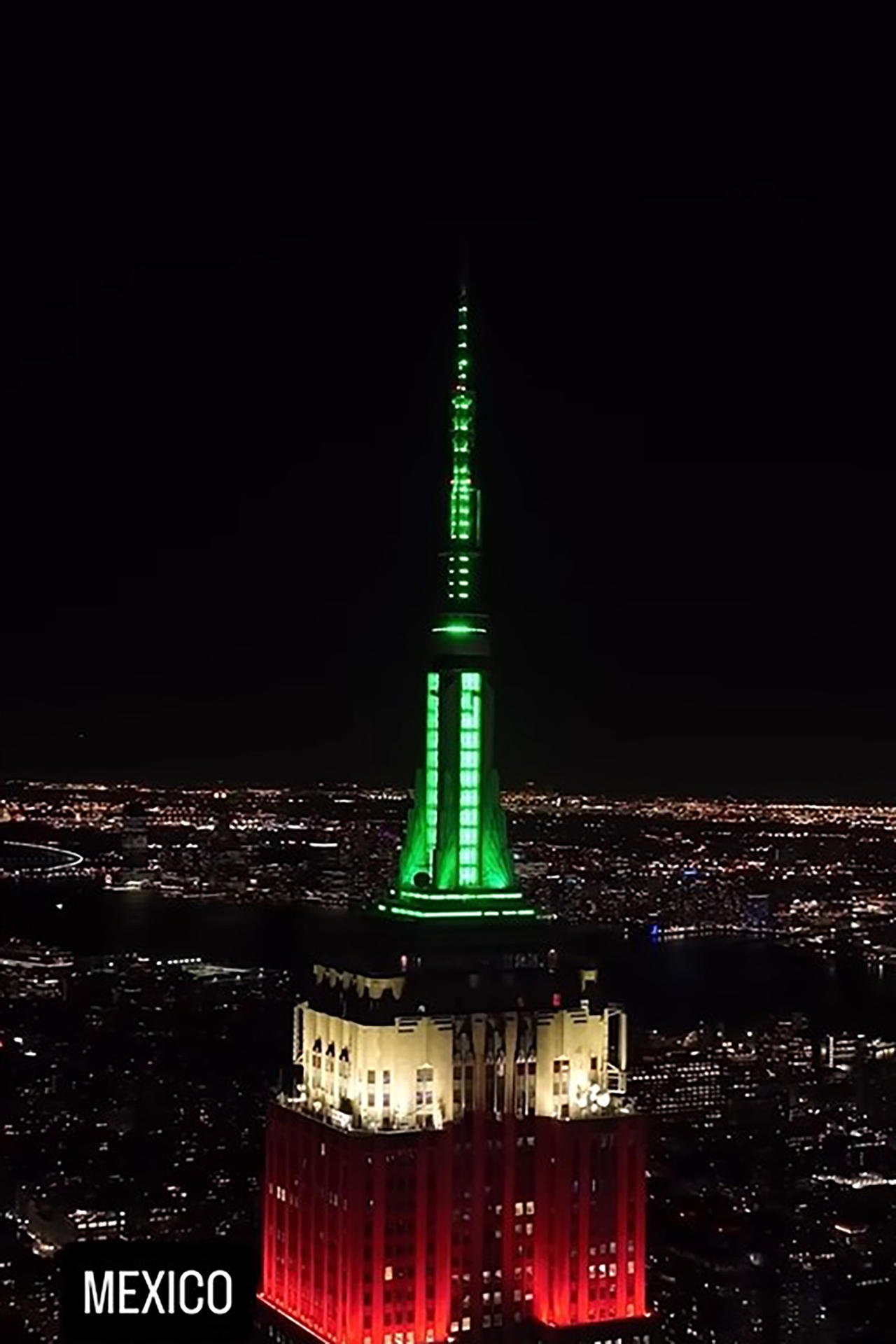 Captura de video tomada de la cuenta oficial en instagram @empirestatebldg del Empire State Building iluminado en su parte más alta con los colores de la bandera de México este martes, como parte del comienzo de la Copa Mundial de fútbol 2026 en Nueva York (EE.UU.). EFE/ @empirestatebldg /SOLO USO EDITORIAL/NO VENTAS/SOLO DISPONIBLE PARA ILUSTRAR LA NOTICIA QUE ACOMPAÑA (CRÉDITO OBLIGATORIO)