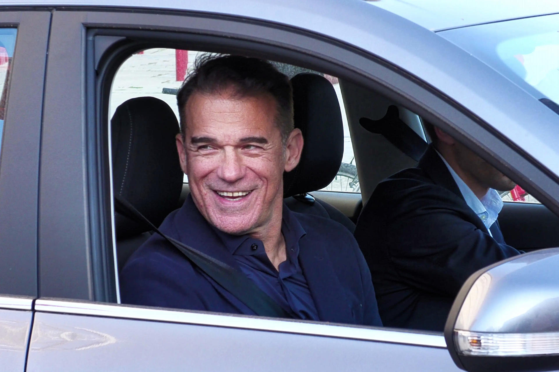 El nuevo entrenador del Sevilla FC, Luis García Plaza, tras la destitución en el día de ayer del argentino Matías Almeyda, a su salida del estadio Ramón Sánchez Pizjuán, este martes en Sevilla. EFE/David Arjona