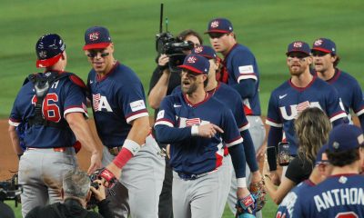 Jugadores de Estados Unidos celebran tras ganar este domingo un partido del Clásico Mundial de Béisbol frente a República Dominicana en el estadio LoanDepot Park en Miami (Estados Unidos). EFE/ Alberto Boal