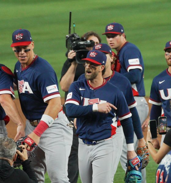 Jugadores de Estados Unidos celebran tras ganar este domingo un partido del Clásico Mundial de Béisbol frente a República Dominicana en el estadio LoanDepot Park en Miami (Estados Unidos). EFE/ Alberto Boal