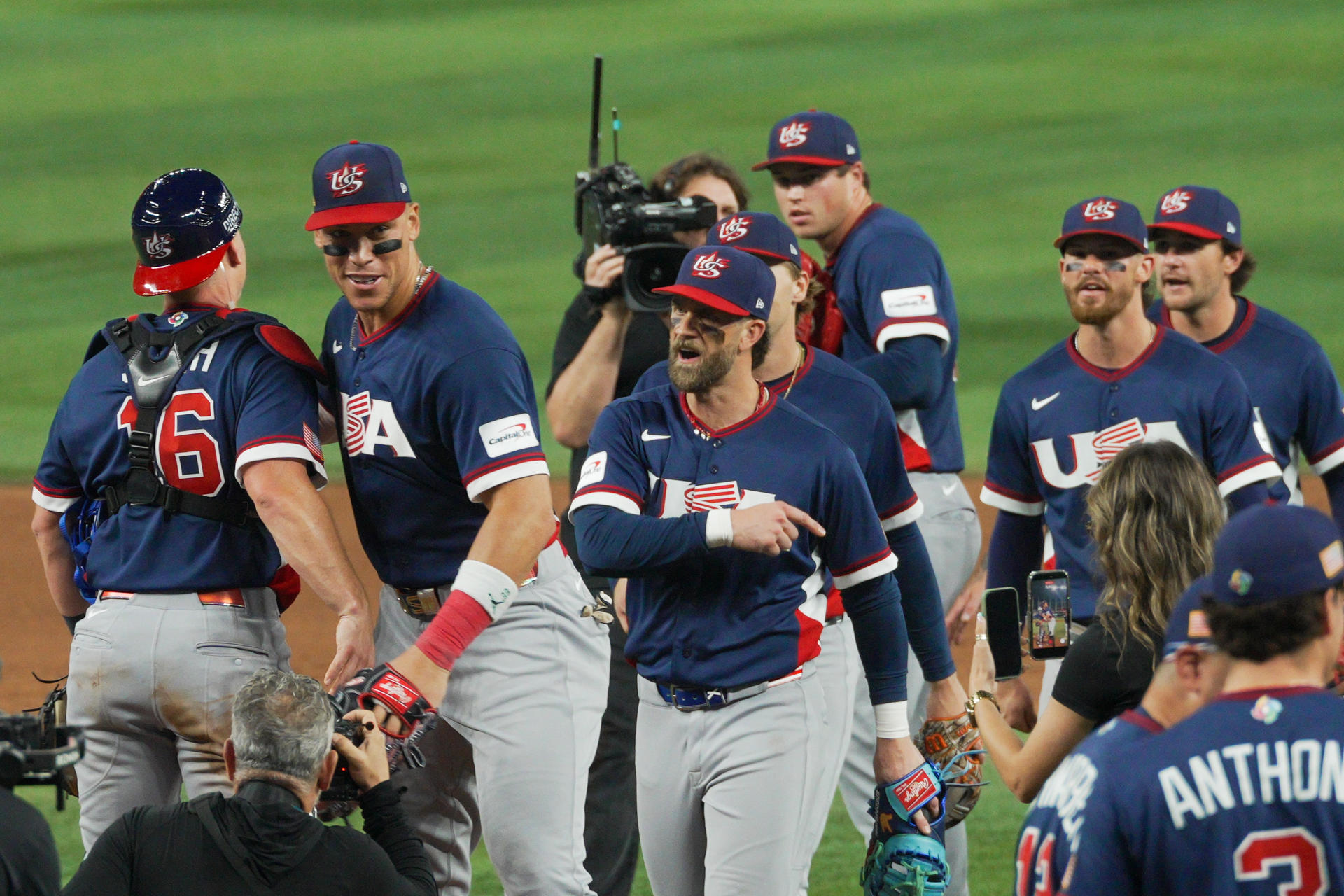 Jugadores de Estados Unidos celebran tras ganar este domingo un partido del Clásico Mundial de Béisbol frente a República Dominicana en el estadio LoanDepot Park en Miami (Estados Unidos). EFE/ Alberto Boal