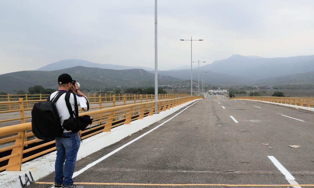 Una persona toma una fotografía en la línea fronteriza entre Venezuela y Colombia este jueves, en el puente internacional Atanasio Girardot, en Cúcuta (Colombia). EFE/ Carlos Ortega