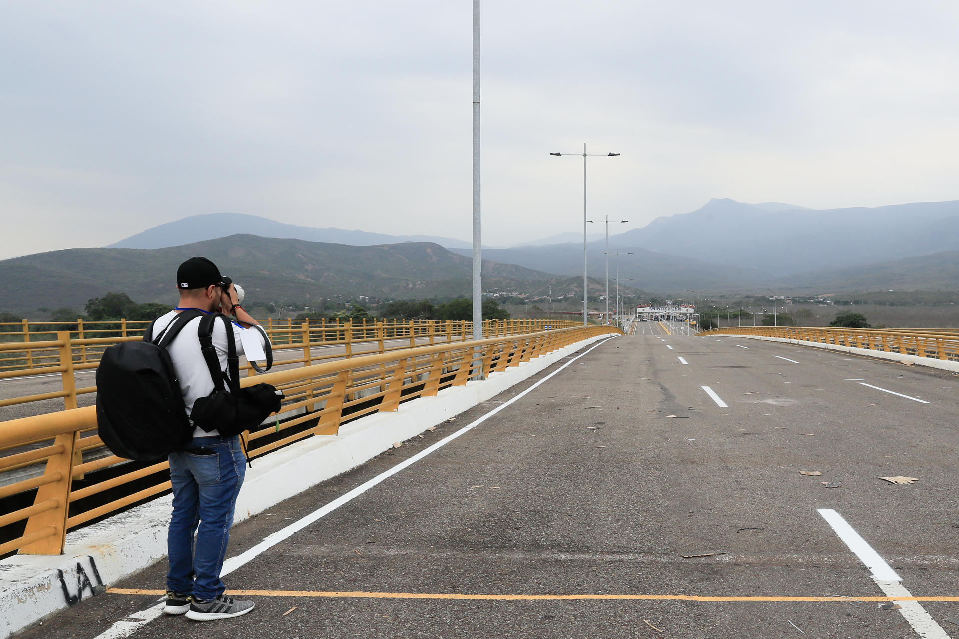 Una persona toma una fotografía en la línea fronteriza entre Venezuela y Colombia este jueves, en el puente internacional Atanasio Girardot, en Cúcuta (Colombia). EFE/ Carlos Ortega