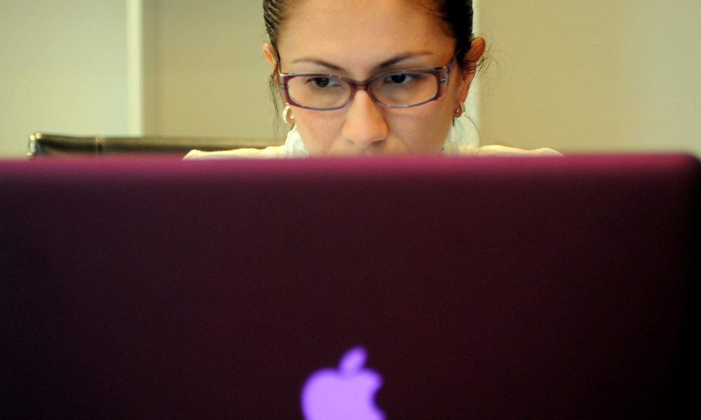 La investigación analizó datos de más de 1,15 millones de trabajadores en empresas de distintos tamaños e industrias en México, Chile, Colombia y Perú, con el objetivo de examinar patrones de desarrollo profesional, liderazgo e influencia organizacional. Fotografía de archivo. EFE/Jeffrey Arguedas