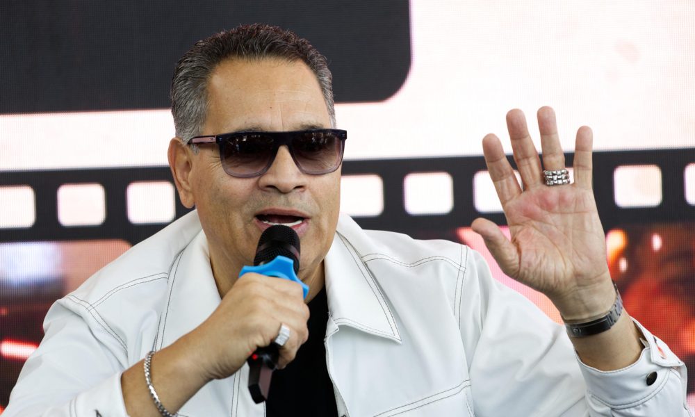 Imagen de archivo del salsero puertorriqueño Tito Nieves hablando durante una rueda de prensa en el Coliseo Miguel Agrelot en San Juan (Puerto Rico). EFE/ Thais Llorca