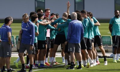 La plantilla del Betis ha felicitado este miércoles con el clásico pasillito de collejas a los marroquíes Ez Abde y Sofyan Amrabat tras la decisión de la Confederación Africana de Fútbol (CAF) de dar por perdida a Senegal la final de la última Copa de África y declarar campeona a la selección de Marruecos.-EFE/ Julio Muñoz