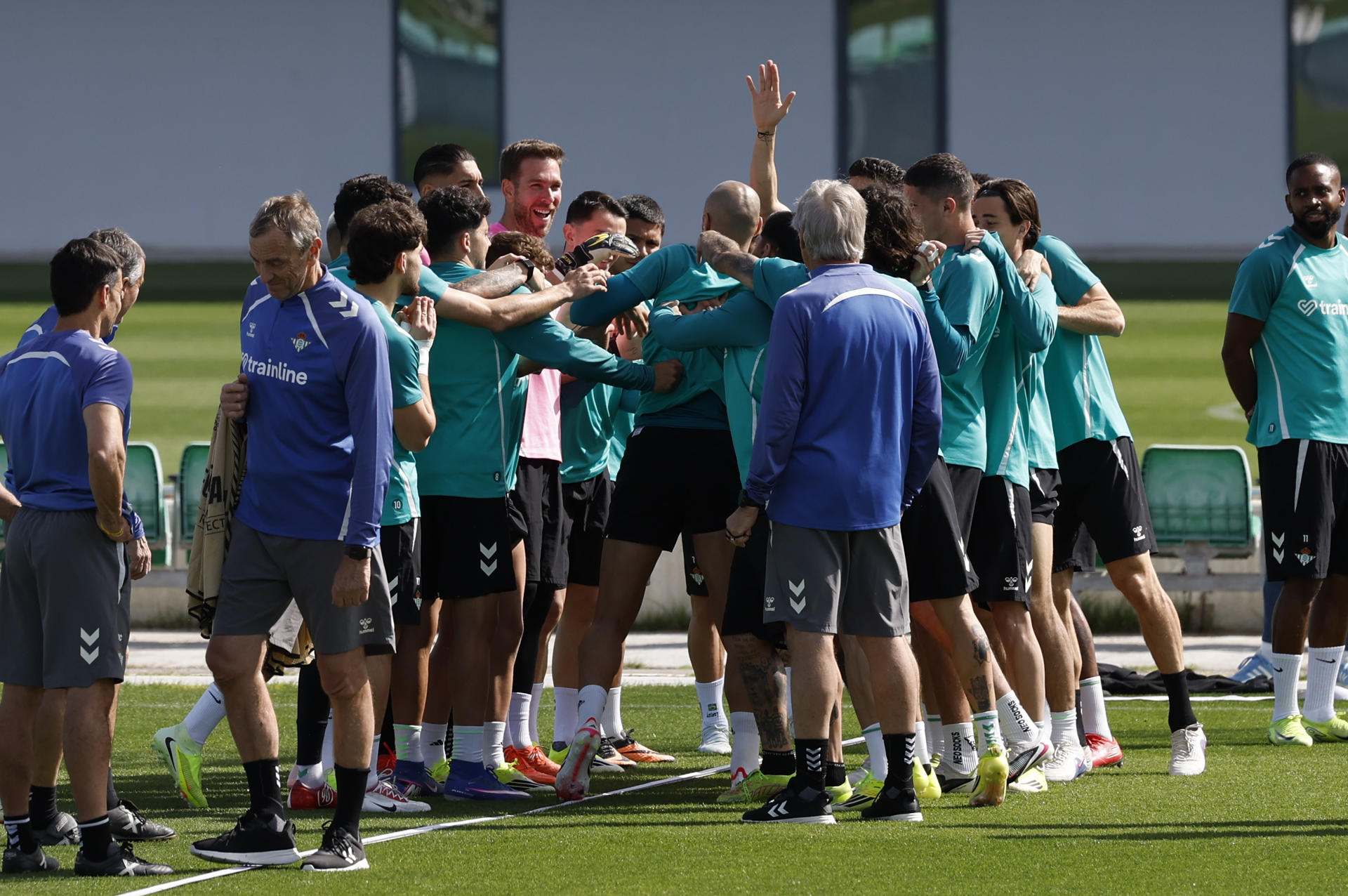 La plantilla del Betis ha felicitado este miércoles con el clásico pasillito de collejas a los marroquíes Ez Abde y Sofyan Amrabat tras la decisión de la Confederación Africana de Fútbol (CAF) de dar por perdida a Senegal la final de la última Copa de África y declarar campeona a la selección de Marruecos.-EFE/ Julio Muñoz