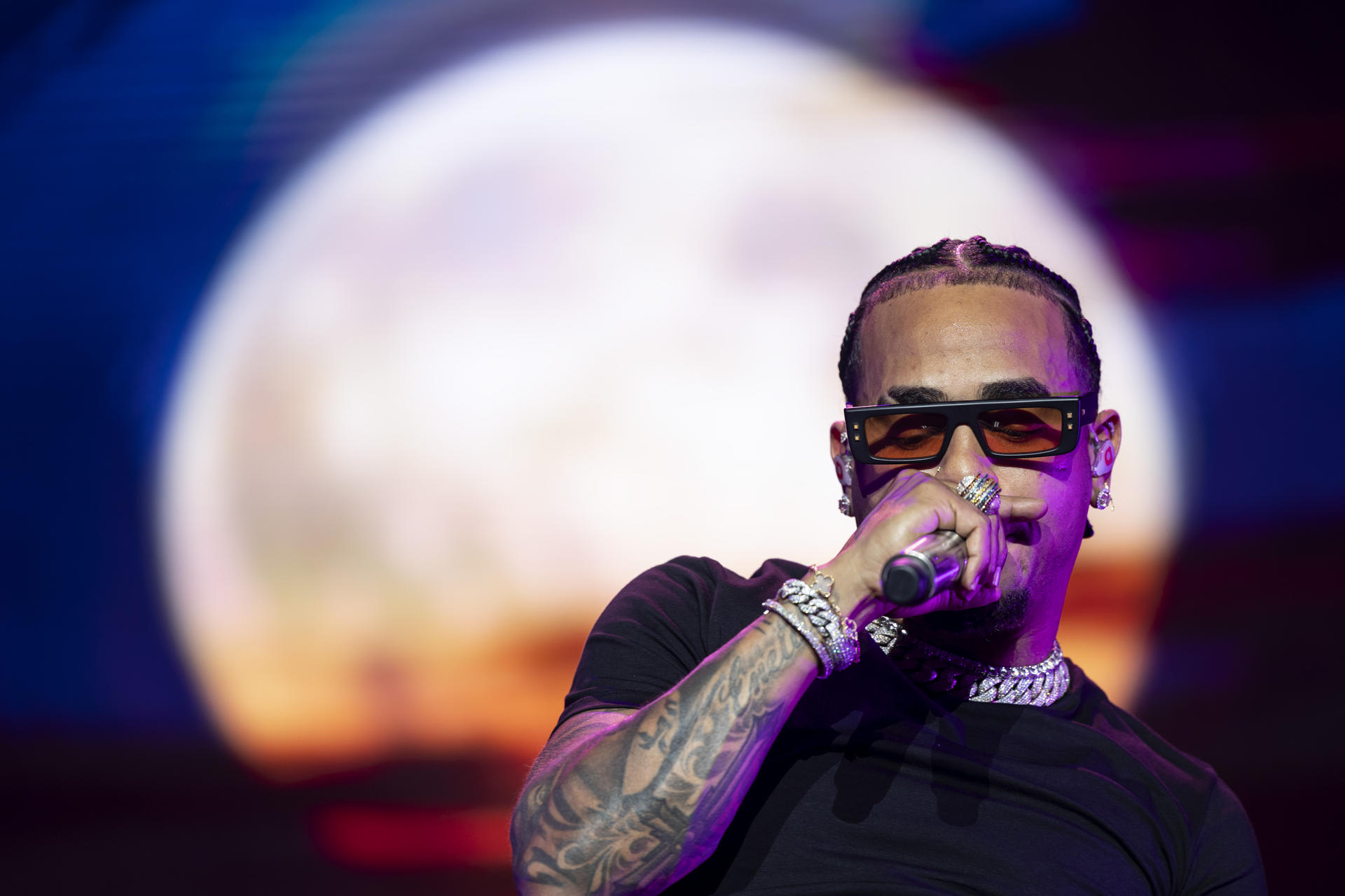 Fotografía de archivo del músico y cantante puertorriqueño Ozuna. EFE/Daniel Pérez.