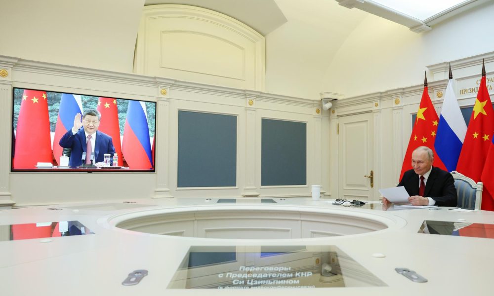 Imagen tomada el 4 de febrero de 2026 en Moscú, Rusia, durante una videoconferencia entre el presidente ruso, Vladímir Putin, y su par chino, Xi Jinping. EFE/EPA/VYACHESLAV PROKOFYEV/SPUTNIK/KREMLIN POOL MANDATORY CREDIT