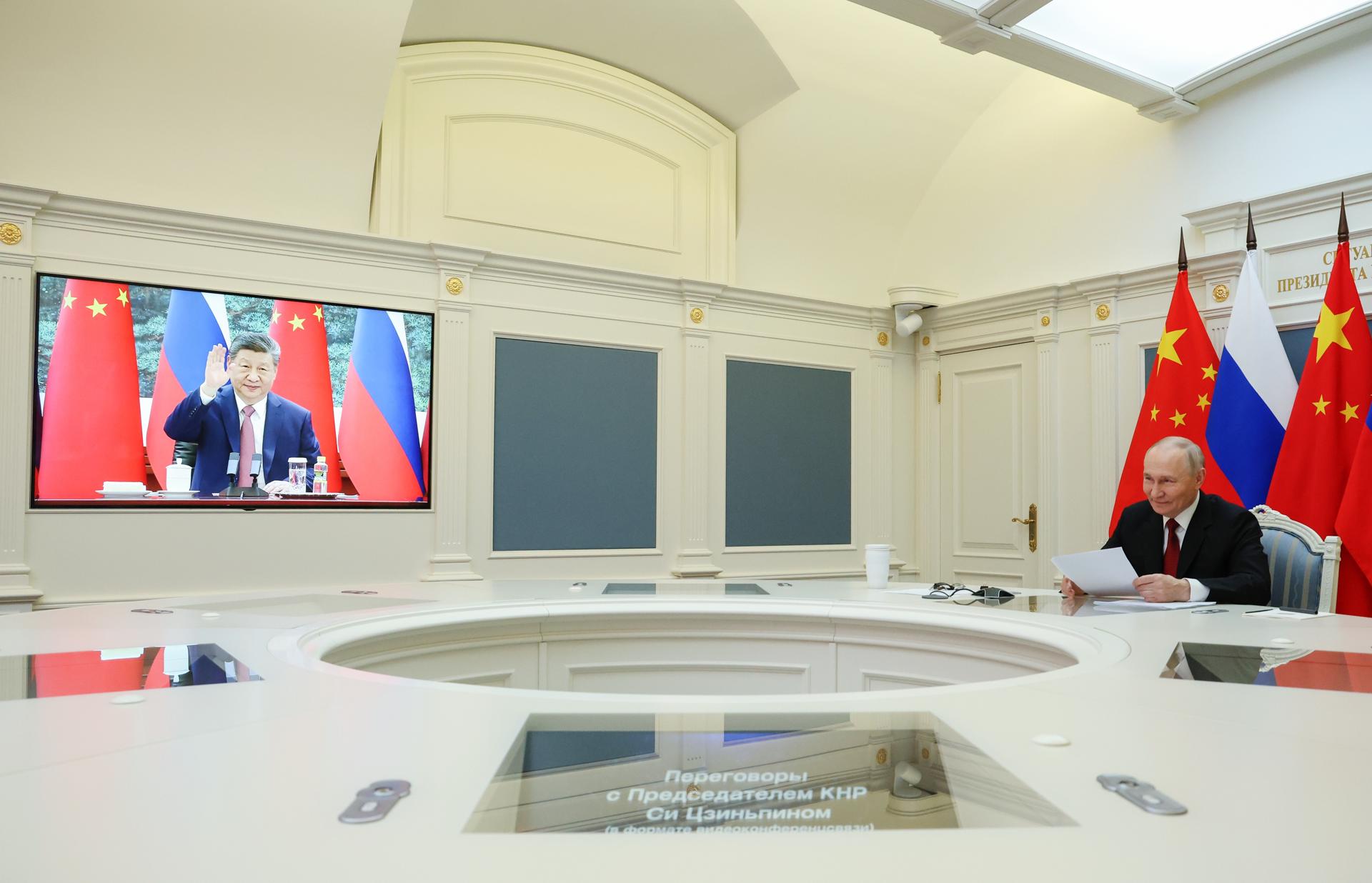 Imagen tomada el 4 de febrero de 2026 en Moscú, Rusia, durante una videoconferencia entre el presidente ruso, Vladímir Putin, y su par chino, Xi Jinping. EFE/EPA/VYACHESLAV PROKOFYEV/SPUTNIK/KREMLIN POOL MANDATORY CREDIT