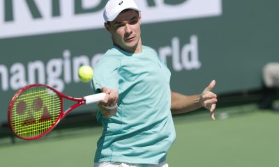 Kamil Majchrzak, de Polonia, en acción contra Giovanni Mpetshi Perricard, de Francia, durante su partido de tenis individual masculino en el día 2 del torneo de tenis BNP Paribas Open en Indian Wells, California, EE. UU.