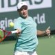 Kamil Majchrzak, de Polonia, en acción contra Giovanni Mpetshi Perricard, de Francia, durante su partido de tenis individual masculino en el día 2 del torneo de tenis BNP Paribas Open en Indian Wells, California, EE. UU.