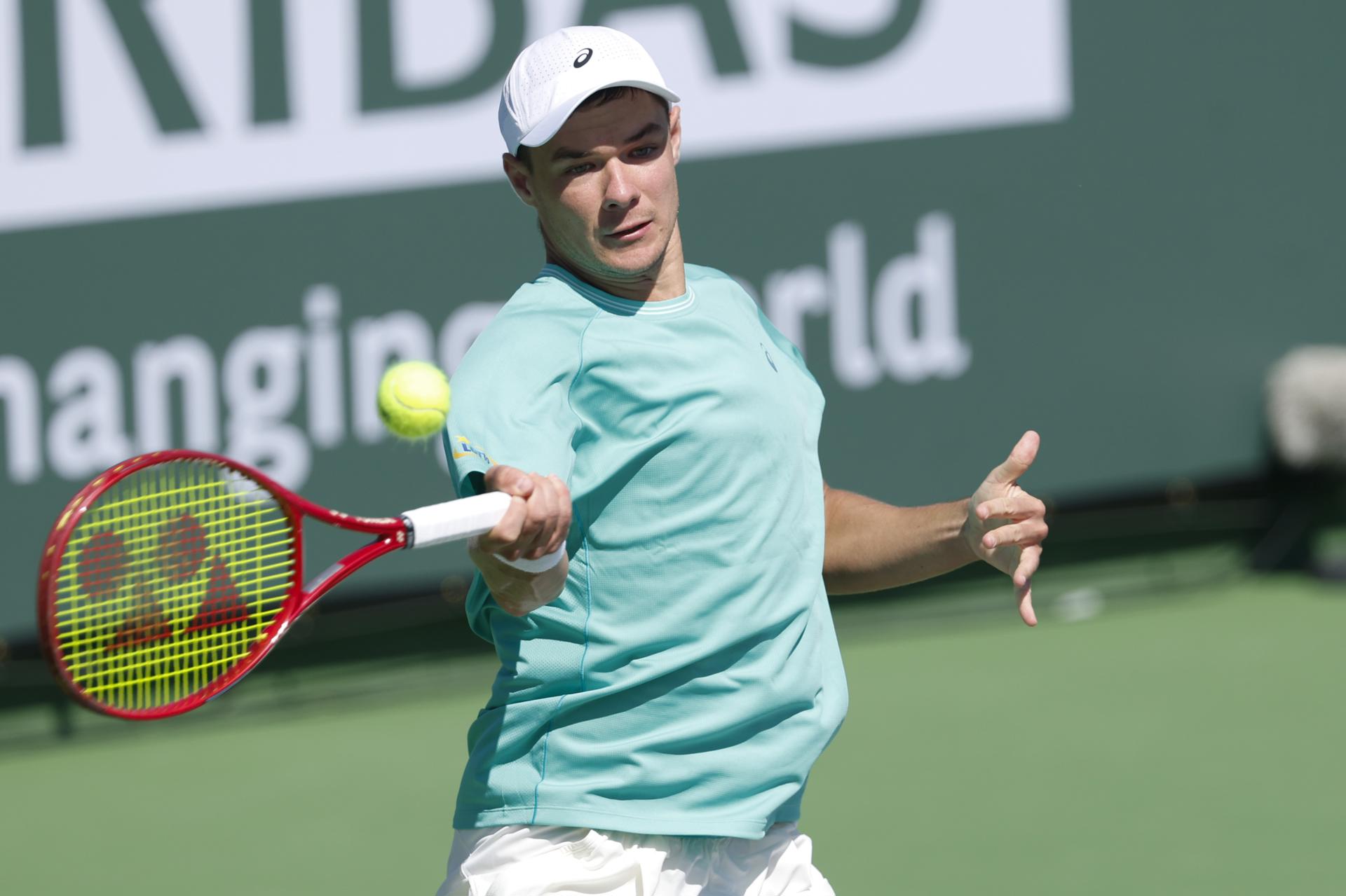 Kamil Majchrzak, de Polonia, en acción contra Giovanni Mpetshi Perricard, de Francia, durante su partido de tenis individual masculino en el día 2 del torneo de tenis BNP Paribas Open en Indian Wells, California, EE. UU.