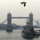 Vista de archivo del Puente de la Torre (Tower Bridge) de Londres, en una jornada de alta contaminación. EFE/Andy Rain