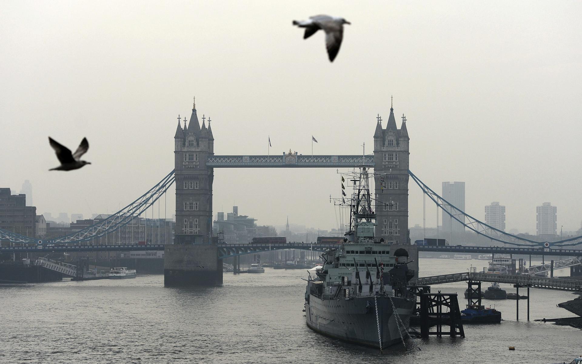 Vista de archivo del Puente de la Torre (Tower Bridge) de Londres, en una jornada de alta contaminación. EFE/Andy Rain
