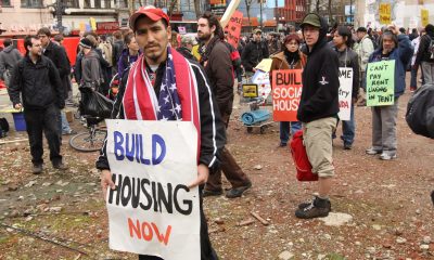 Un grupo de personas protesta en Vancouver (Canadá) contra la pobreza y el desempleo. Imagen de archivo. EFE/KIM LUDBROOK