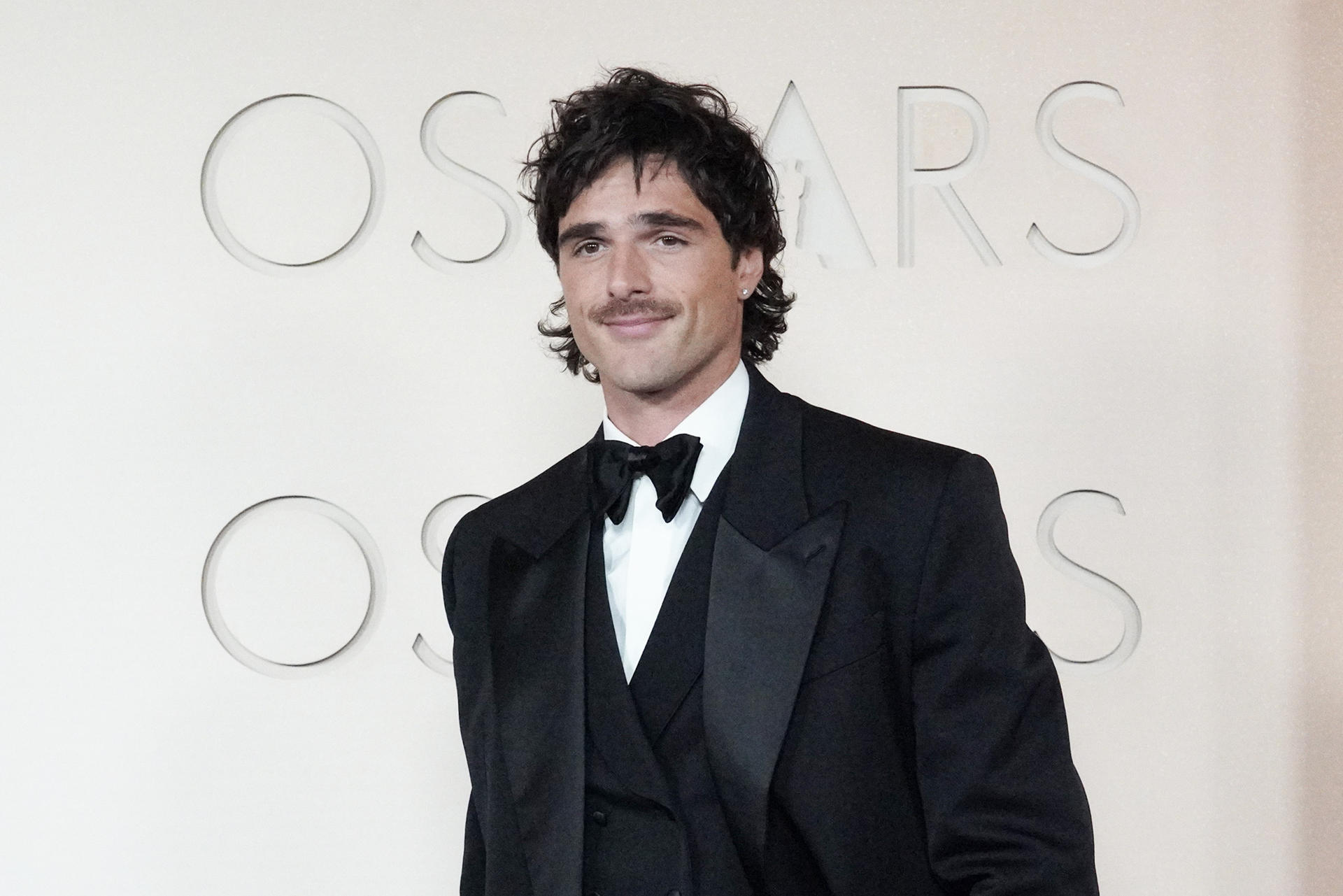 El actor Jacob Elordi posa en la alfombra roja durante la 98º edición de los premios Óscar este 15 de marzo de 2026, en el Teatro Dolby de Los Ángeles (Estados Unidos). EFE/ Ómar Alonso