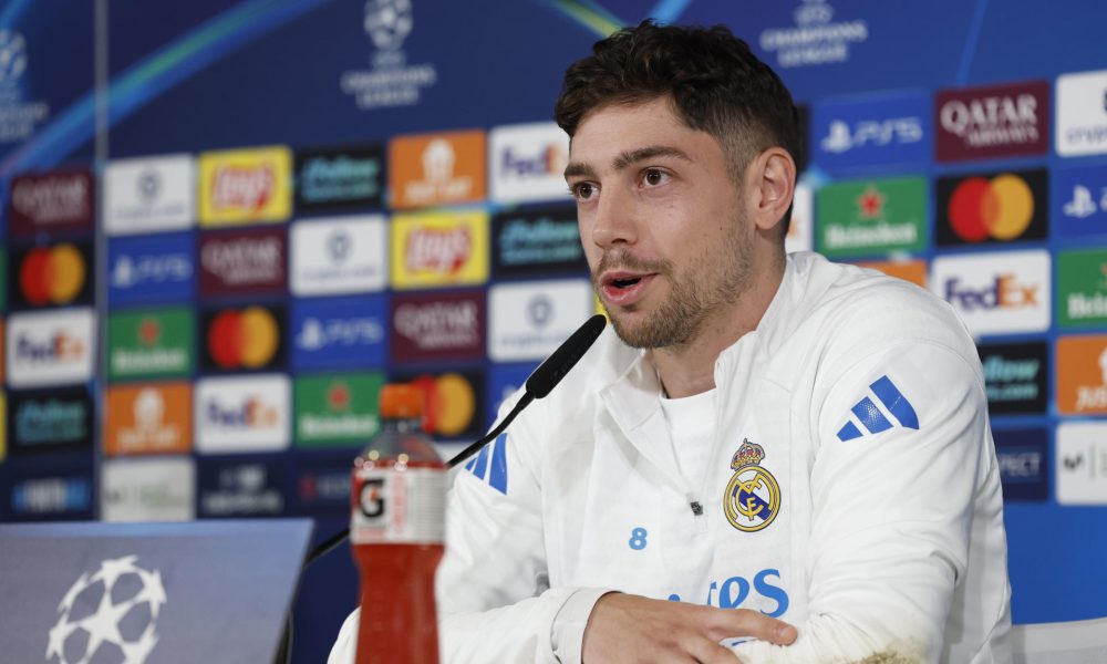 El jugador del Real Madrid Federico Valverde, durante la rueda de prensa que ha ofrecido este martes en Valdevevas tras el entrenamiento del equipo. EFE/ Chema Moya