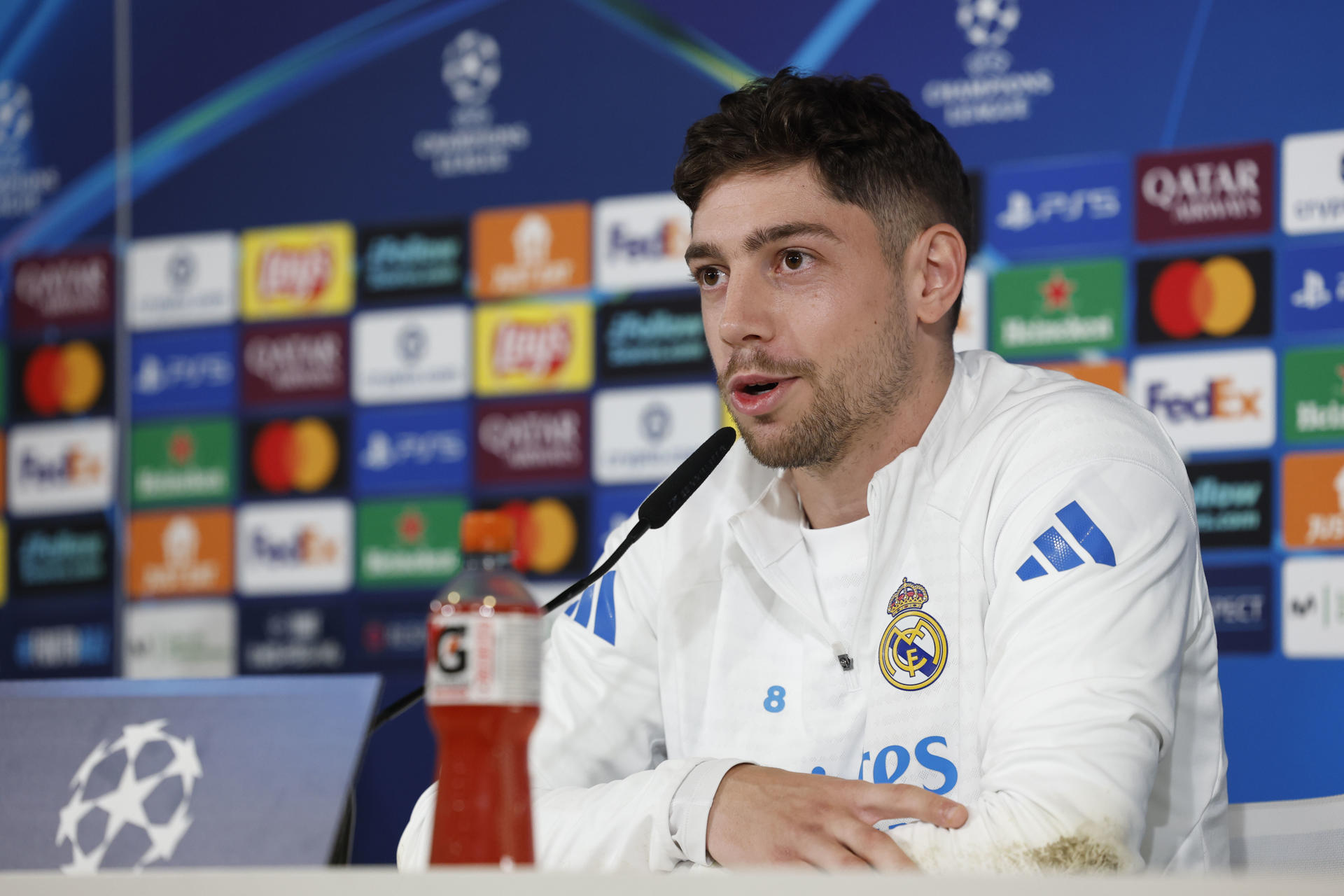 El jugador del Real Madrid Federico Valverde, durante la rueda de prensa que ha ofrecido este martes en Valdevevas tras el entrenamiento del equipo. EFE/ Chema Moya