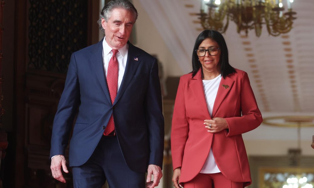 La presidenta encargada de Venezuela, Delcy Rodríguez, camina junto al secretario de Interior de Estados Unidos, Doug Burgum, al finalizar una reunión este miércoles, en Caracas (Venezuela). EFE/ Miguel Gutiérrez