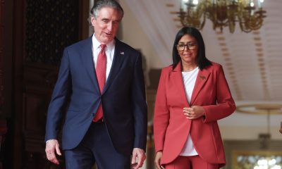 La presidenta encargada de Venezuela, Delcy Rodríguez, camina junto al secretario de Interior de Estados Unidos, Doug Burgum, al finalizar una reunión este miércoles, en Caracas (Venezuela). EFE/ Miguel Gutiérrez
