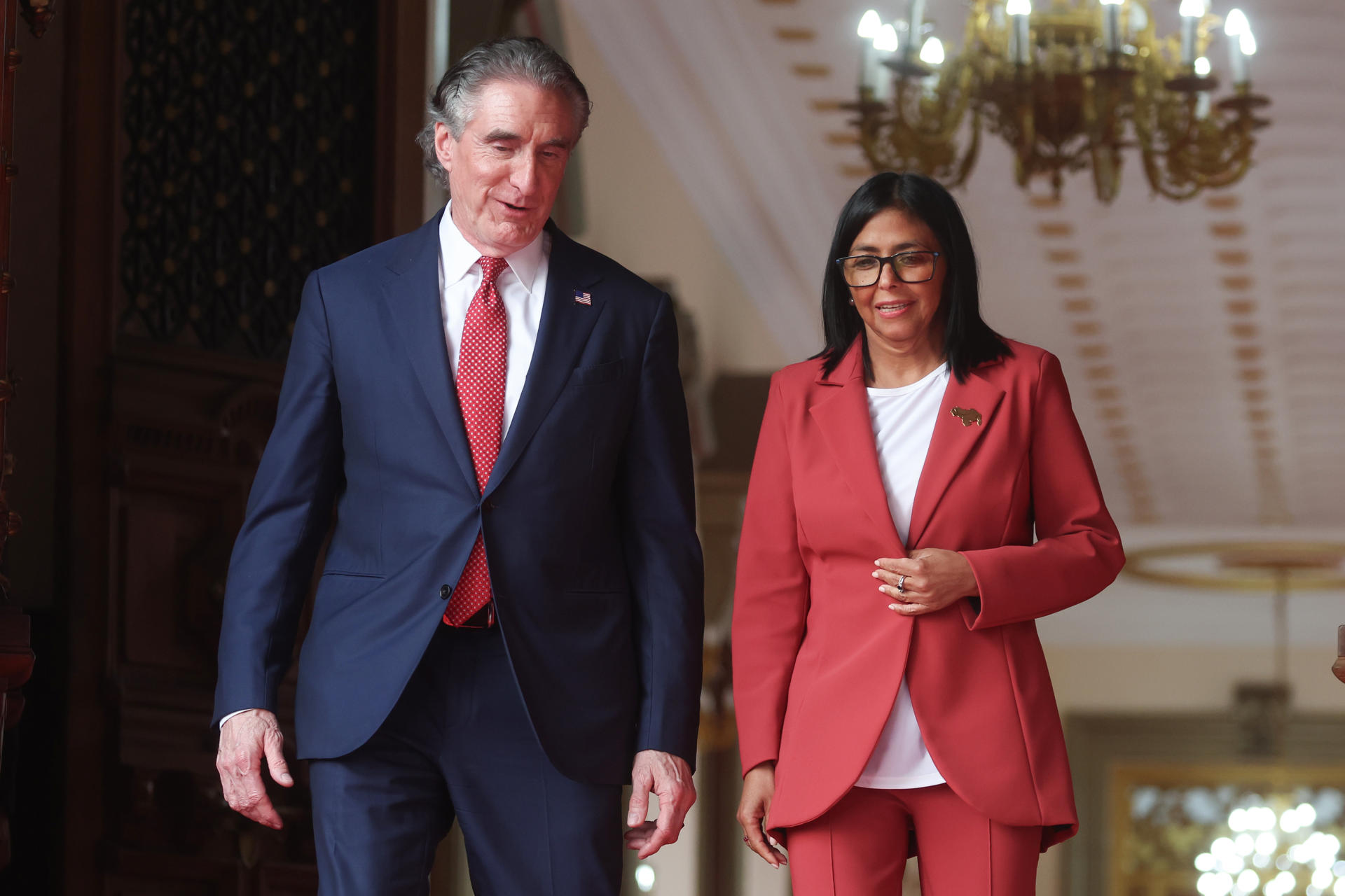 La presidenta encargada de Venezuela, Delcy Rodríguez, camina junto al secretario de Interior de Estados Unidos, Doug Burgum, al finalizar una reunión este miércoles, en Caracas (Venezuela). EFE/ Miguel Gutiérrez