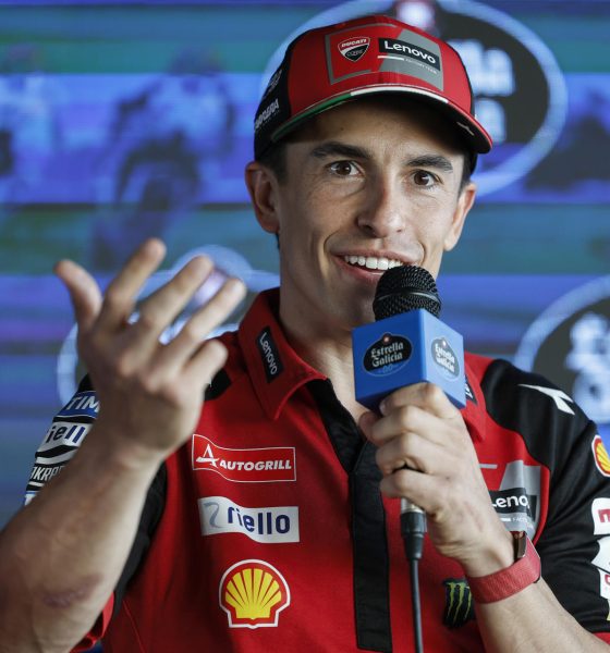 El nueve veces campeón de motociclismo Marc Márquez expresó este lunes en Sao Paulo que se le "hace raro" ver en la Fórmula Uno que el piloto "tiene que reducir marcha" para conservar batería. EFE/ Sebastiao Moreira