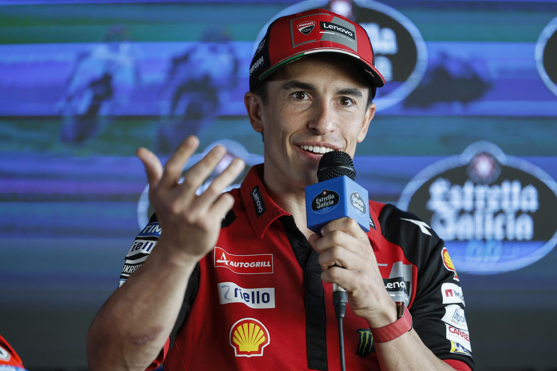 El nueve veces campeón de motociclismo Marc Márquez expresó este lunes en Sao Paulo que se le "hace raro" ver en la Fórmula Uno que el piloto "tiene que reducir marcha" para conservar batería. EFE/ Sebastiao Moreira
