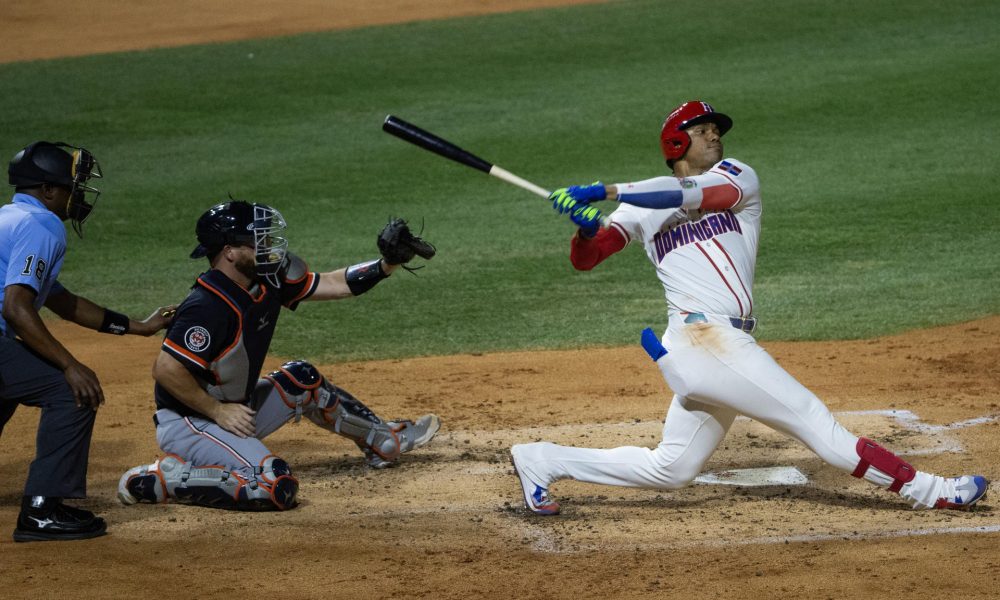 Juan Soto (d), de República Dominicana, batea durante un partido de exhibición entre la selección de República Dominicana y los Tigres de Detroit en el Estadio Quisqueya Juan Marichal, en Santo Domingo (República Dominicana). EFE/Orlando Barría