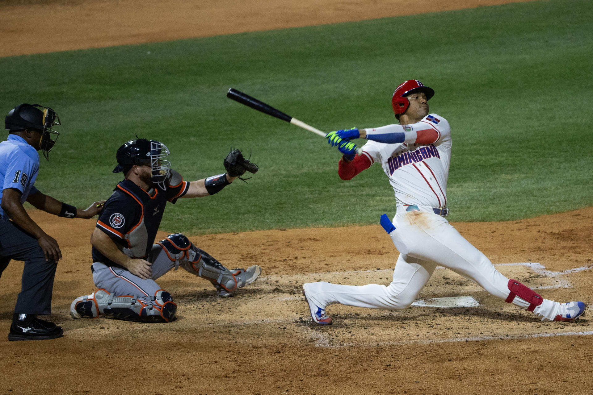 Juan Soto (d), de República Dominicana, batea durante un partido de exhibición entre la selección de República Dominicana y los Tigres de Detroit en el Estadio Quisqueya Juan Marichal, en Santo Domingo (República Dominicana). EFE/Orlando Barría