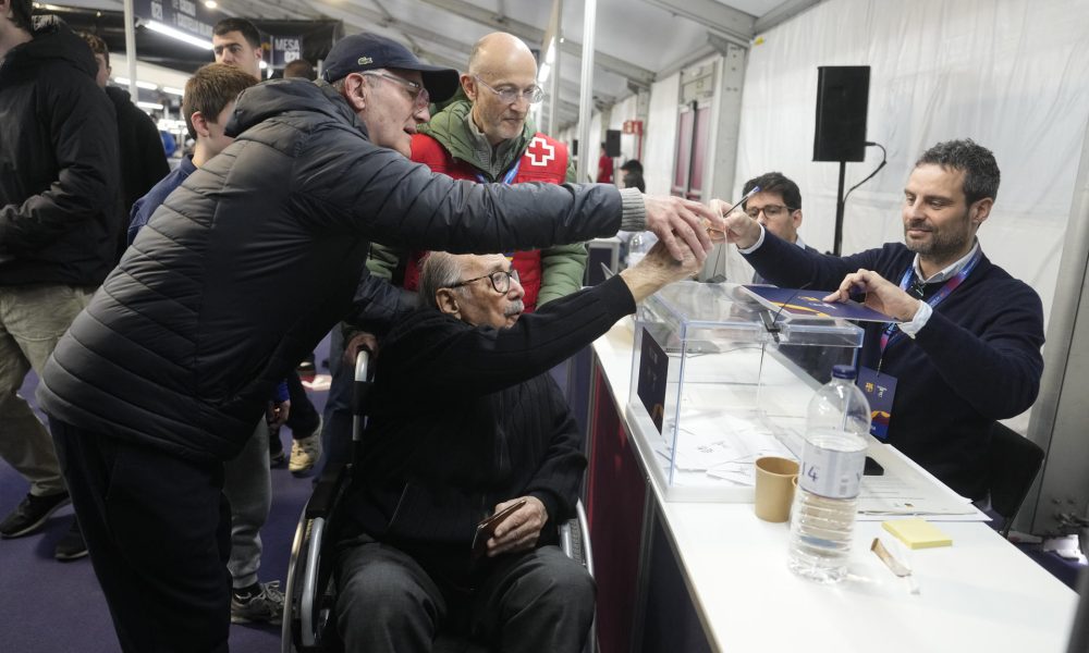 Un total de 114.504 socios llamados a las urnas y dos candidatos: el abogado Joan Laporta i Estruch (Barcelona, 29 junio de 1962) y el empresario Víctor Font i Manté (Granollers, 12 agosto de 1972) para determinar quién será el presidente del FC Barcelona para los próximos cinco años. EFE/ Alberto Estevez