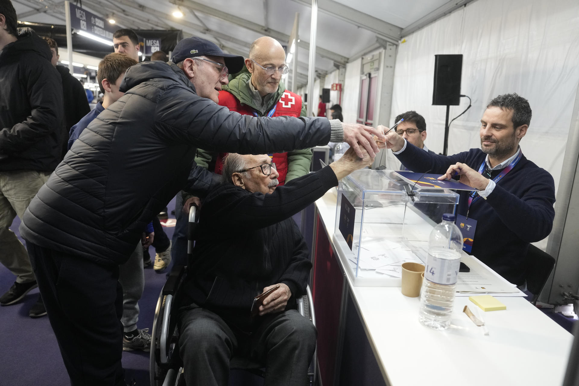 Un total de 114.504 socios llamados a las urnas y dos candidatos: el abogado Joan Laporta i Estruch (Barcelona, 29 junio de 1962) y el empresario Víctor Font i Manté (Granollers, 12 agosto de 1972) para determinar quién será el presidente del FC Barcelona para los próximos cinco años. EFE/ Alberto Estevez