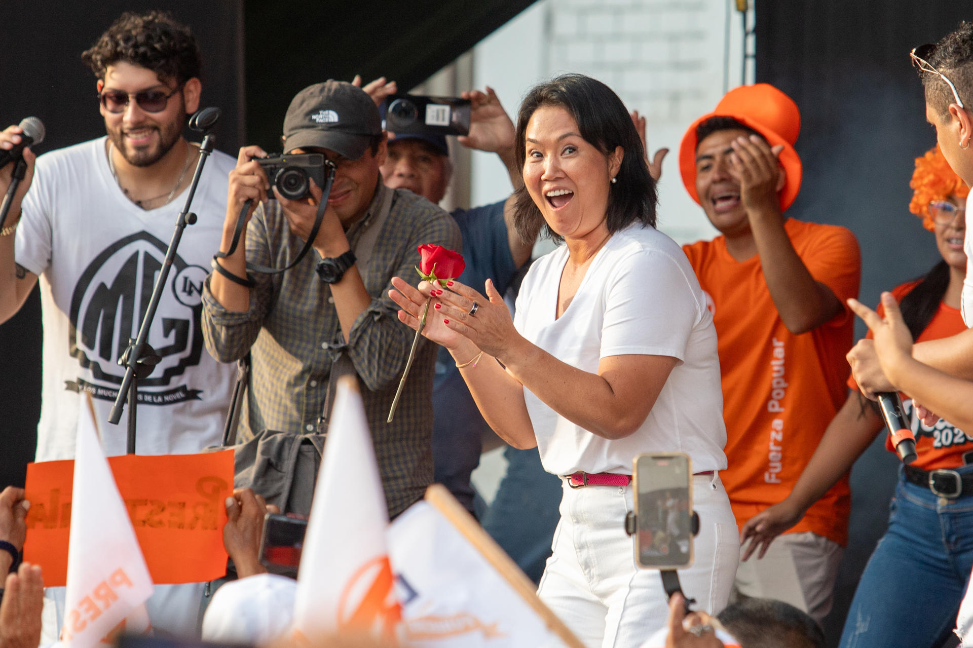 La candidata presencial, Keiko Fujimori, celebra el Día Internacional de la Mujer, y el 16 aniversario del partido político Fuerza Popular este domingo, en el distrito de San Juan de Lurigancho en Lima (Perú). EFE/ Renato Pajuelo