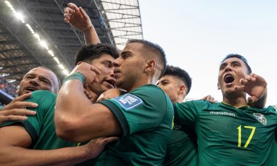 Jugadores de la selección de Bolivia celebran este jueves en la ciudad mexicana de Monterrey la victoria por 2-1 sobre la de Surinam que los pone en la final de la repesca intercontinental contra Irak por un cupo en el Mundial, el 31 de marzo en el mismo escenario, el estadio BBVA. EFE/ Miguel Sierra