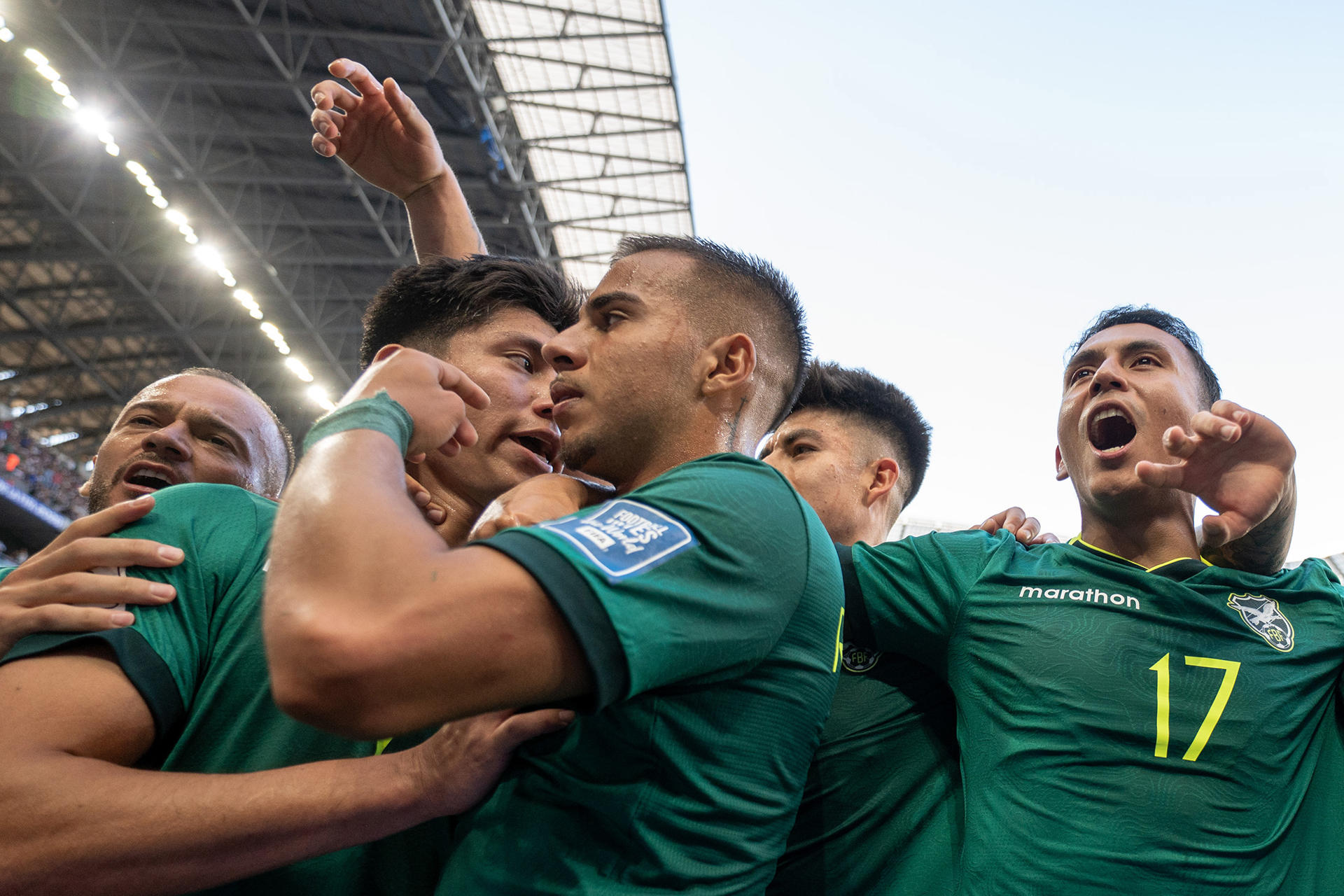 Jugadores de la selección de Bolivia celebran este jueves en la ciudad mexicana de Monterrey la victoria por 2-1 sobre la de Surinam que los pone en la final de la repesca intercontinental contra Irak por un cupo en el Mundial, el 31 de marzo en el mismo escenario, el estadio BBVA. EFE/ Miguel Sierra