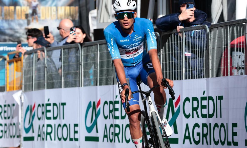 El mexicano Isaac Del Toro, líder de la Tirreno Adriático a falta de una jornada, celebró su victoria en la sexta etapa, la reina de la 'Carrera de los dos mares con final en Camerino,. EFE/EPA/ROBERTO BETTINI