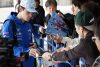 El piloto argentino de Alpine Franco Colapinto (I) firma autógrafos antes de la tercera sesión de entrenamientos libres del Gran Premio de Japón de Fórmula 1 en el circuito Suzuka International Racing Course, en Suzuka (Japón). EFE/EPA/FRANCK ROBICHON