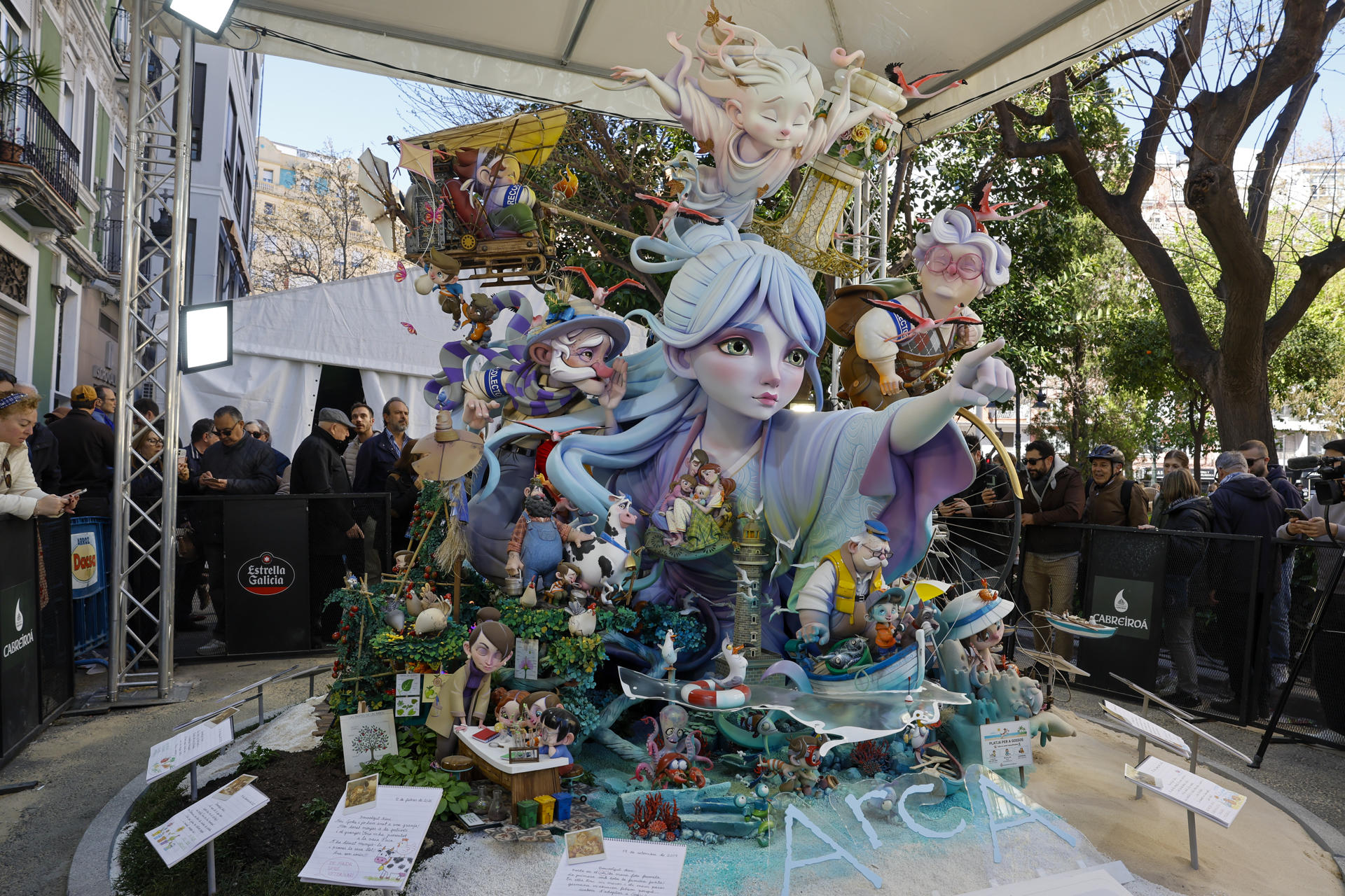 Vista de la composición escultórica infantil 'Arca. El viaje de Pepet', del artista chileno Zvonimir Ostoic, premiada en las Fallas de Valencia (España). EFE/Ana Escobar