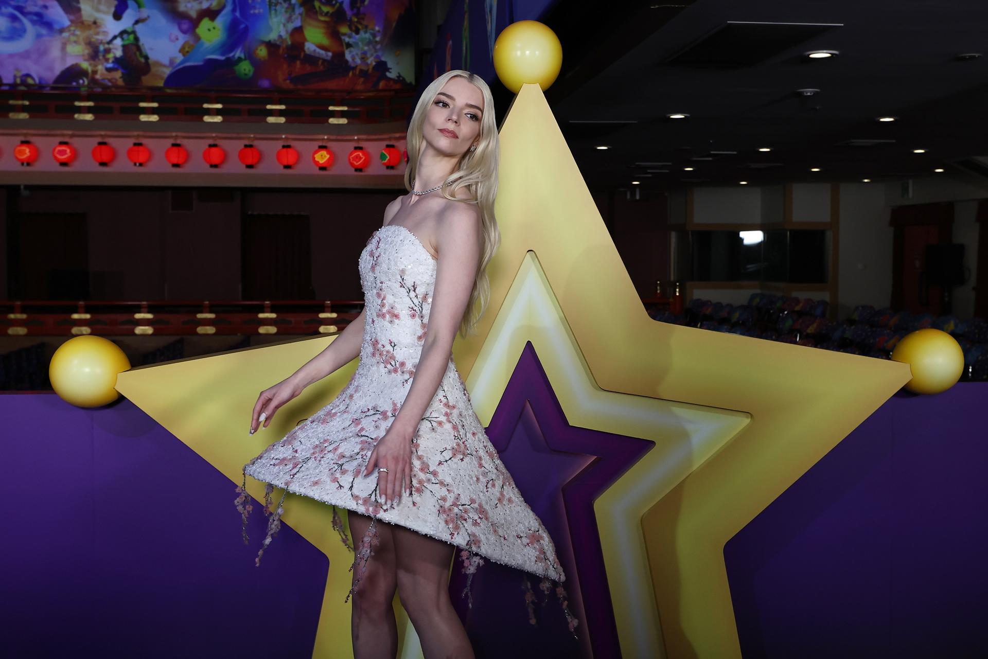 KIOTO (Japón), 28/03/2026.- La actriz estadounidense Anya Taylor-Joy a su paso por la alfombra roja del preestreno mundial de 'Super Mario Galaxy’, la nueva película basada en el popular videojuego, celebrado este sábado en el teatro Minami-Za kabuki de Kioto (Japón). El filme se estrenará en cines el 1 de abril. EFE/EPA/BUDDHIKA WEERASINGHE
