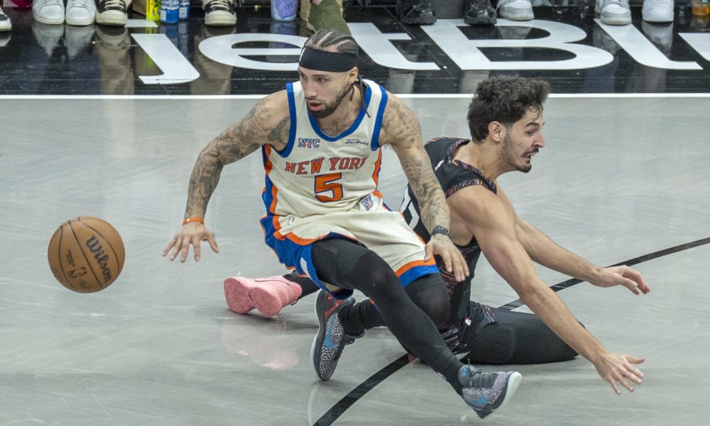 José Alvarado (i), de los Knicks, disputa el balón con Ben Saraf, de los Nets, durante un partido de la NBA entre New York Knicks y Brooklyn Nets en el Barclays Center de Nueva York (Estados Unidos). EFE/Ángel Colmenares