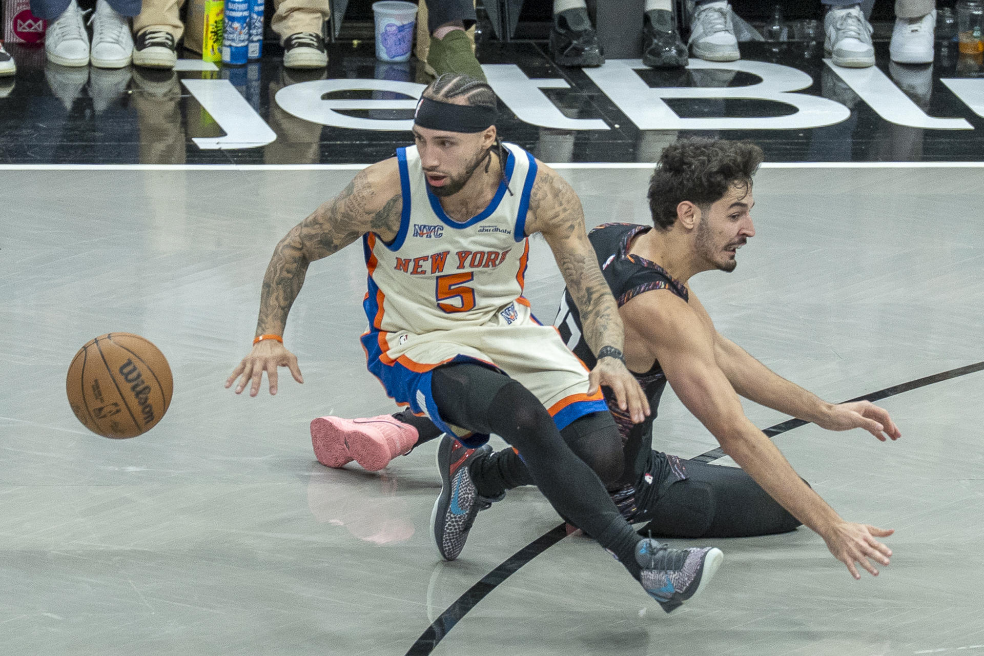 José Alvarado (i), de los Knicks, disputa el balón con Ben Saraf, de los Nets, durante un partido de la NBA entre New York Knicks y Brooklyn Nets en el Barclays Center de Nueva York (Estados Unidos). EFE/Ángel Colmenares