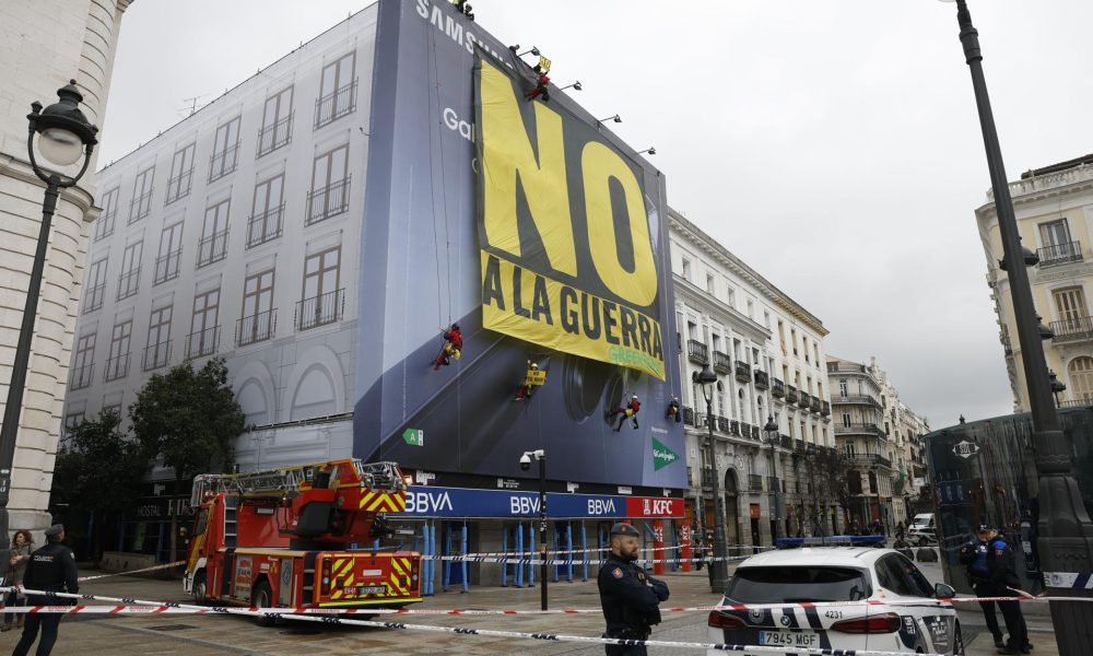 La organización ecologista y pacifista Greenpeace despliega este martes una gran lona con el lema 'No al a guerra' en la Puerta del Sol de Madrid. EFE/ J.J. Guillen