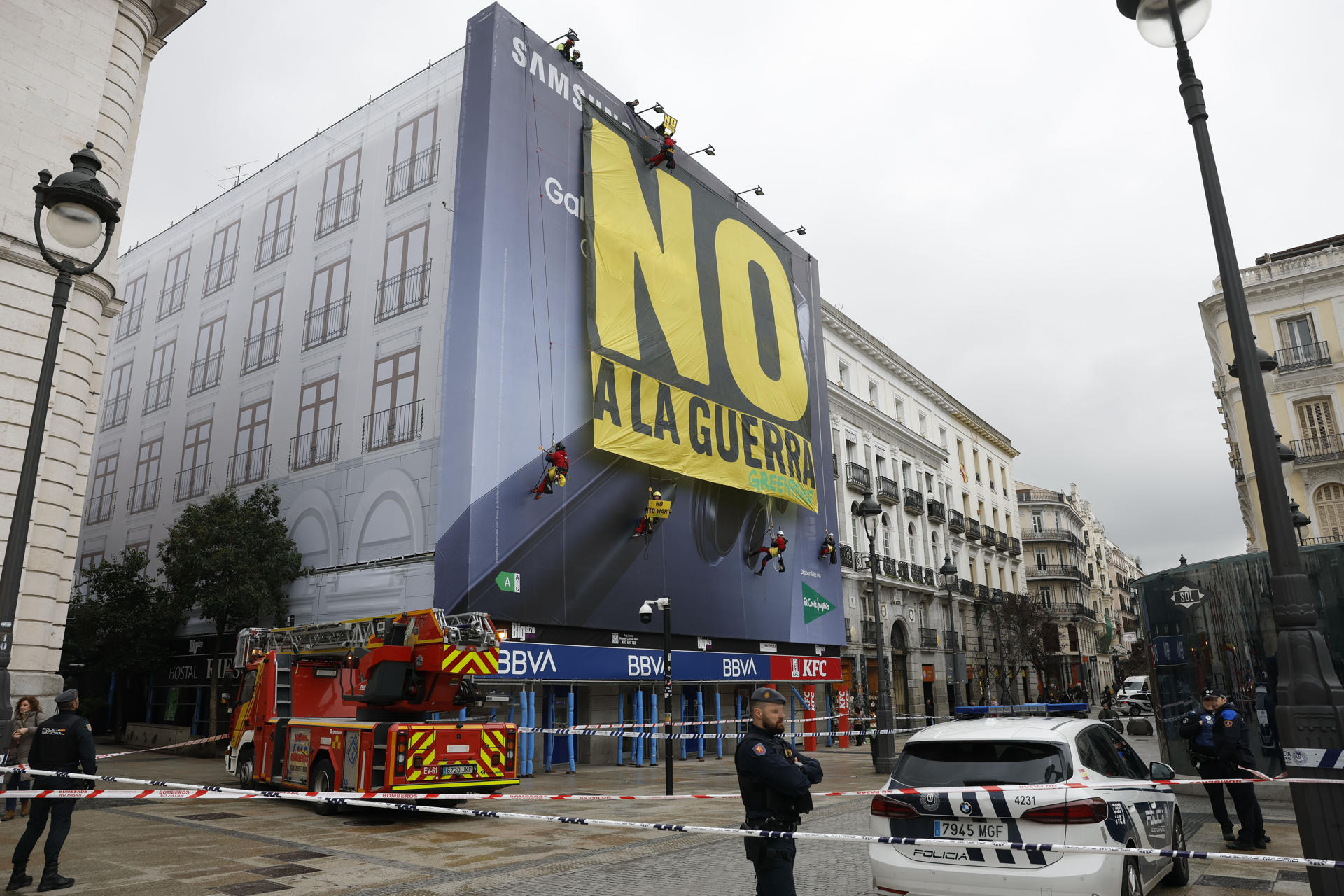 La organización ecologista y pacifista Greenpeace despliega este martes una gran lona con el lema 'No al a guerra' en la Puerta del Sol de Madrid. EFE/ J.J. Guillen