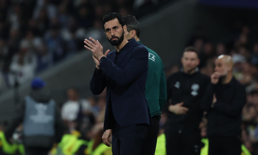 El técnico del Real Madrid, Álvaro Arbeloa, durante el encuentro correspondiente a la ida de los octavos de final de la Liga de Campeones que Real Madrid y Manchester City disputan este miércoles en el estadio Santiago Bernabéu, en Madrid. EFE/Kiko Huesca.