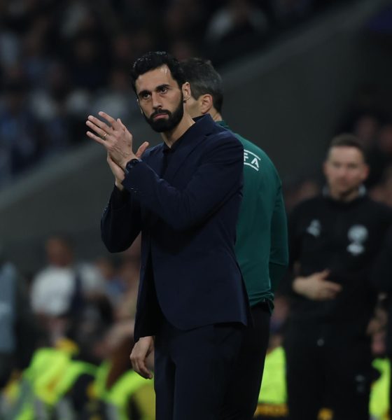 El técnico del Real Madrid, Álvaro Arbeloa, durante el encuentro correspondiente a la ida de los octavos de final de la Liga de Campeones que Real Madrid y Manchester City disputan este miércoles en el estadio Santiago Bernabéu, en Madrid. EFE/Kiko Huesca.