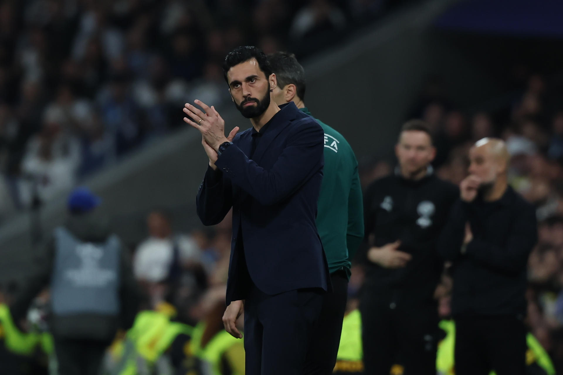 El técnico del Real Madrid, Álvaro Arbeloa, durante el encuentro correspondiente a la ida de los octavos de final de la Liga de Campeones que Real Madrid y Manchester City disputan este miércoles en el estadio Santiago Bernabéu, en Madrid. EFE/Kiko Huesca.