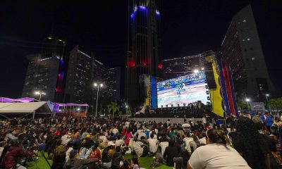 Miles de venezolanos siguieron este martes la final del  Clásico Mundial de Béisbol en pantallas gigantes antes de promover una fiesta en las calles por el triunfo sobre Estados Unidos en Miami. . EFE/ Ronald Peña R