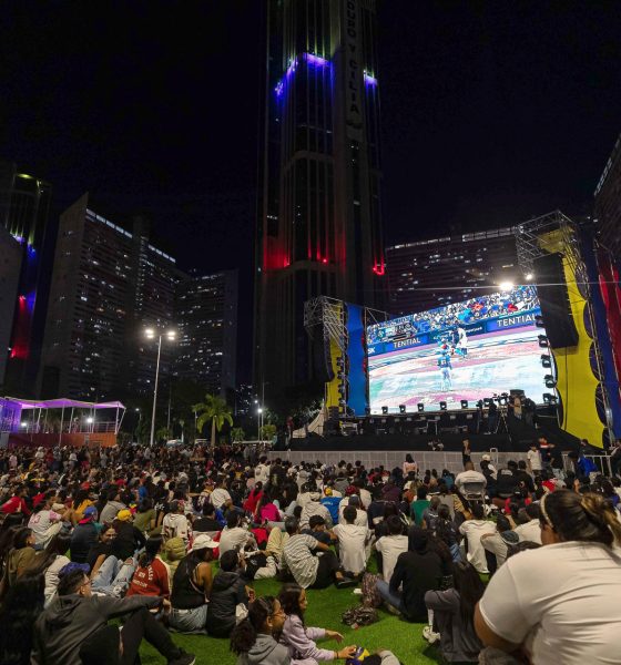 Miles de venezolanos siguieron este martes la final del  Clásico Mundial de Béisbol en pantallas gigantes antes de promover una fiesta en las calles por el triunfo sobre Estados Unidos en Miami. . EFE/ Ronald Peña R